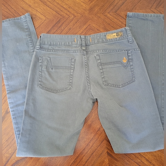 🥳SALE🥳 Volcom Gray Denim Jeans!❤️ NWOT! Size 3. - Picture 4 of 5